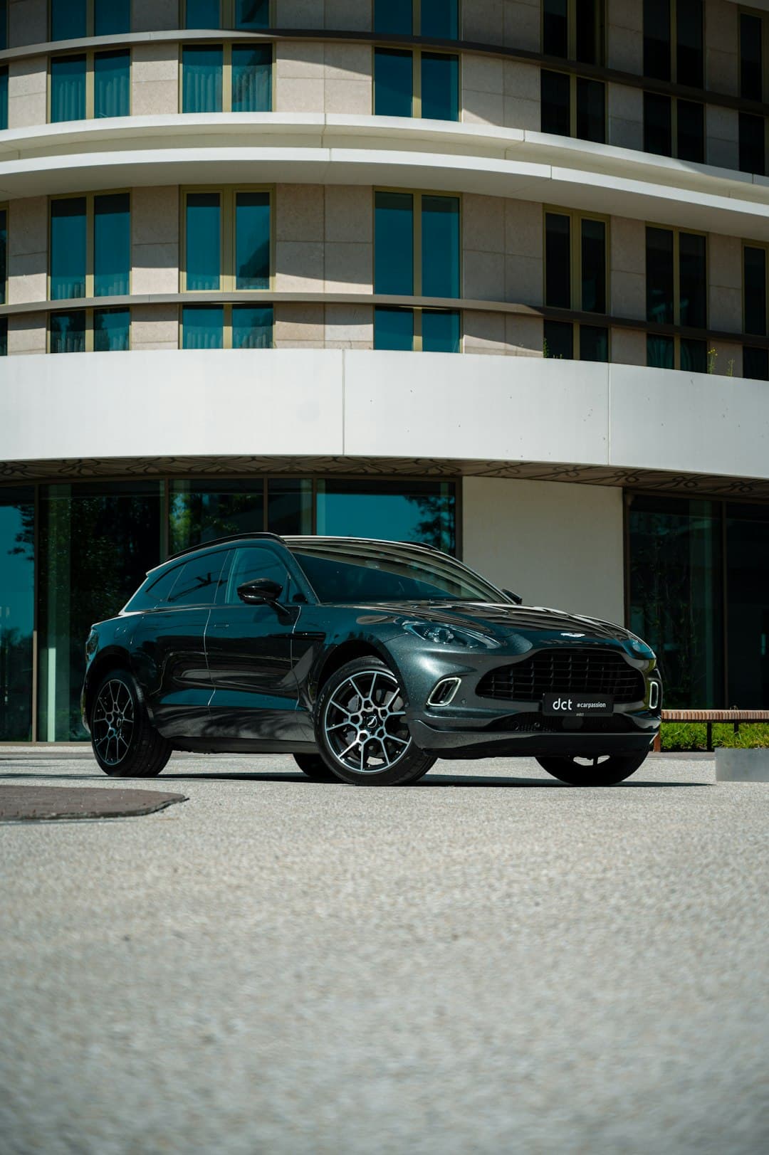 Aston Martin DBX 4