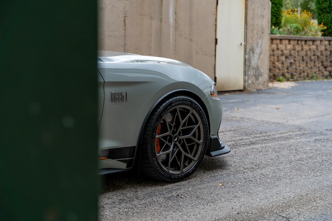 Aston Martin V12 Vantage 2